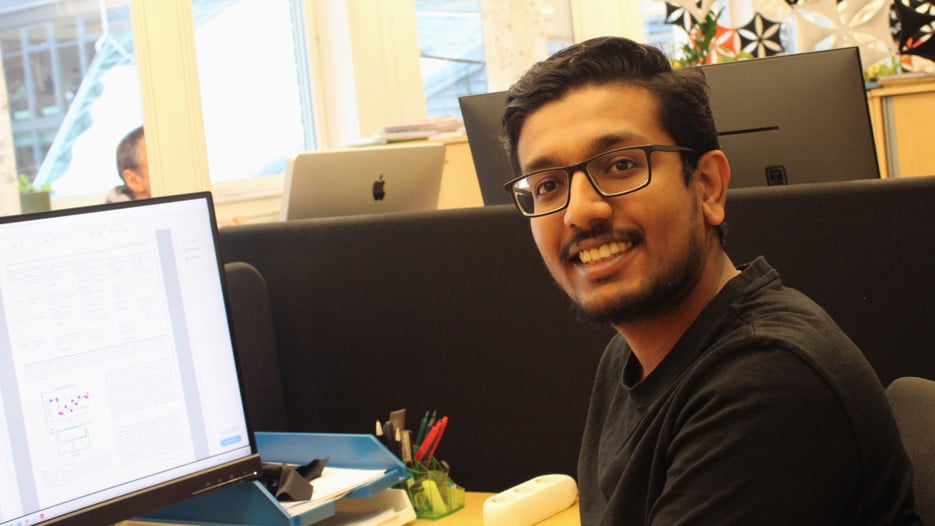 Foto av Aswin Gopakumar vid sin arbetsplats