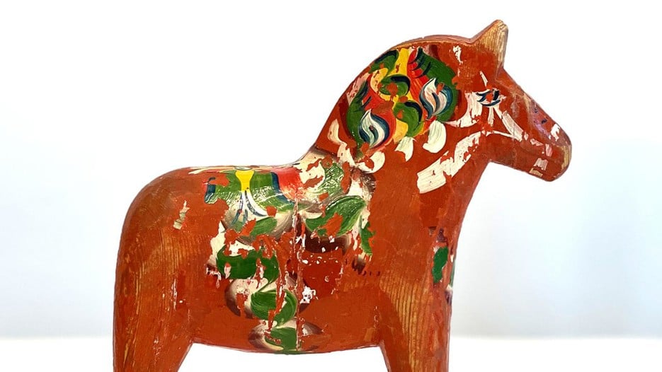 Konstnären Erik Olof Wiklunds farfars dalahäst som han inspirerats av i sin konst. 
/ 
The dala horse, gifted to the artist Erik Olof Wiklund's grandfather, which has inspired Erik Olof's artistry.