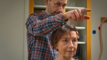 Jonatan Salzer, docent i neurovetenskap, och Mariann Haapalahti, forskningssköterska, demonstrerar hur en undersökning vid yrsel kan gå till.