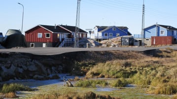Like in many regions of the Arctic, in Ilulissat, Greenland, roads built on sensitive permafrost terrains are particularly prone to ground surface deformations. Faced with limited budgets and numerous challenges, local stakeholders are concerned about the costs of repeated maintenance, and difficulty of prioritizing and planning on the long-term.