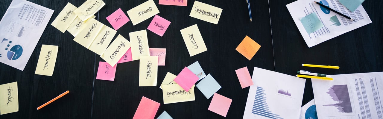 Post it-lappar och pappersutskrifter på bord