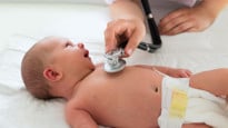 Läkarundersökning av baby