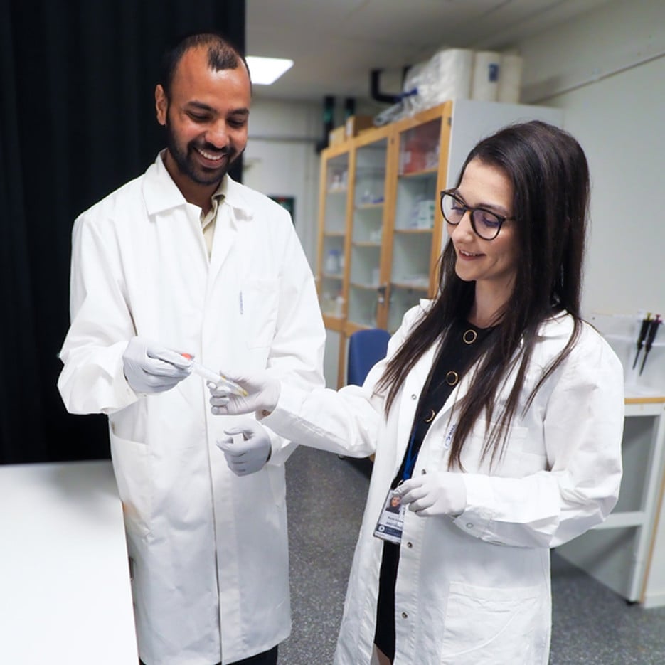 Surendra Vikram Singh och Merve Yesilbas