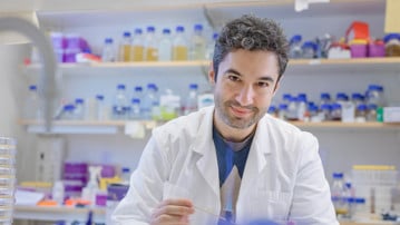 Felipe Cava, universitetslektor vid Institutionen för molekylärbiologi.