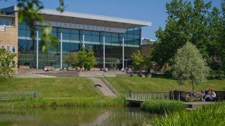 vår vid campusdammen