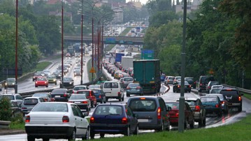 Bilkö i Stockholm som ska illustrera avgaser, trängsel eller trafik.