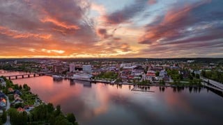 Skyline över Umeå i solnedgång.