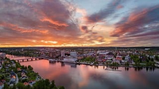 Skyline över Umeå i solnedgång.