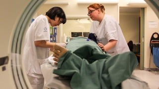 Studenter som utbildar sig till röntgensjuksköterskor på termin tre i röntgenlabb.