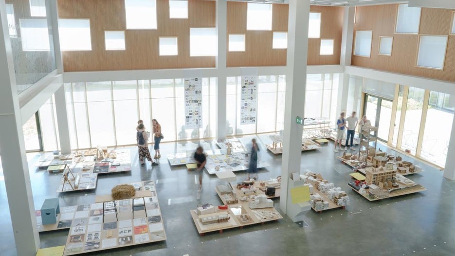 UMA 2023 SlututställningI arkitekthögskolans slututställning visas alla studenters arbeten från det femåriga arkitektprogrammet, med särskilt fokus på avgångseleverna i årskurs fem. Vi önskar alla varmt välkomna att ta del av utställningen och se vad studenterna arbetar med.