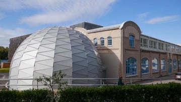 Curiosums fasad med domteatern i förgrunden