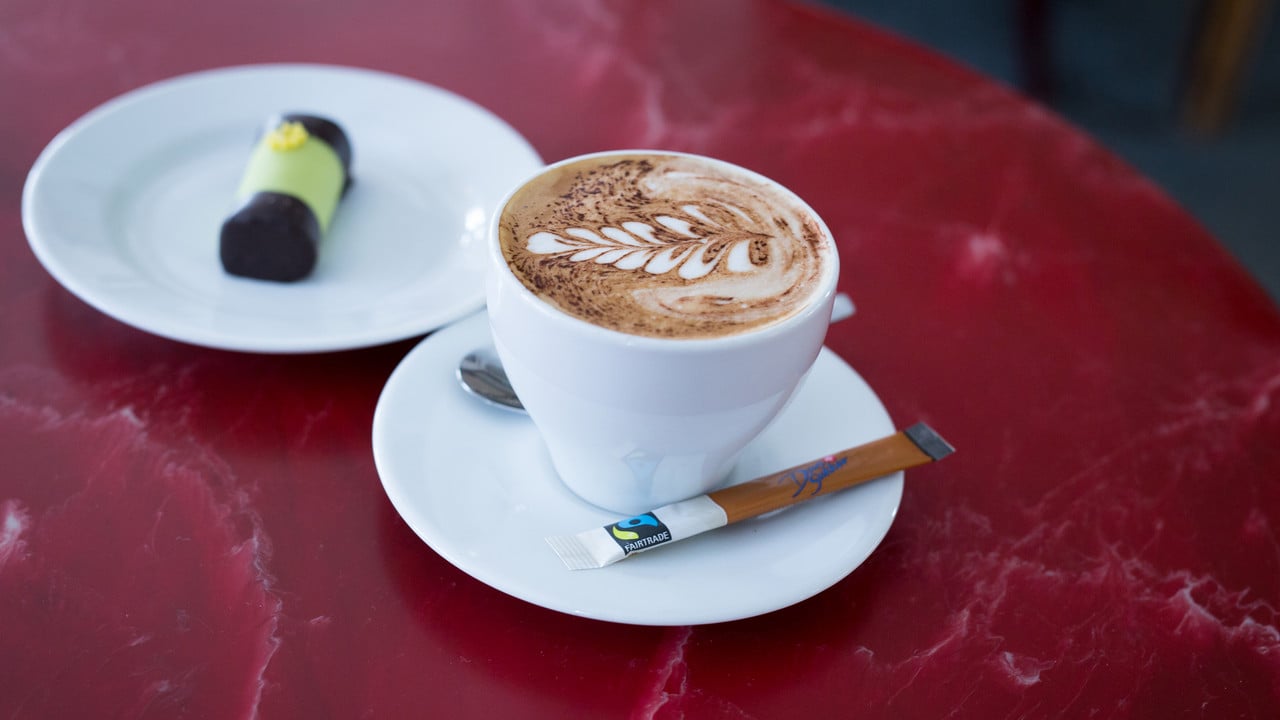 Kaffe och dammsugare på Nya konditoriet, NK.