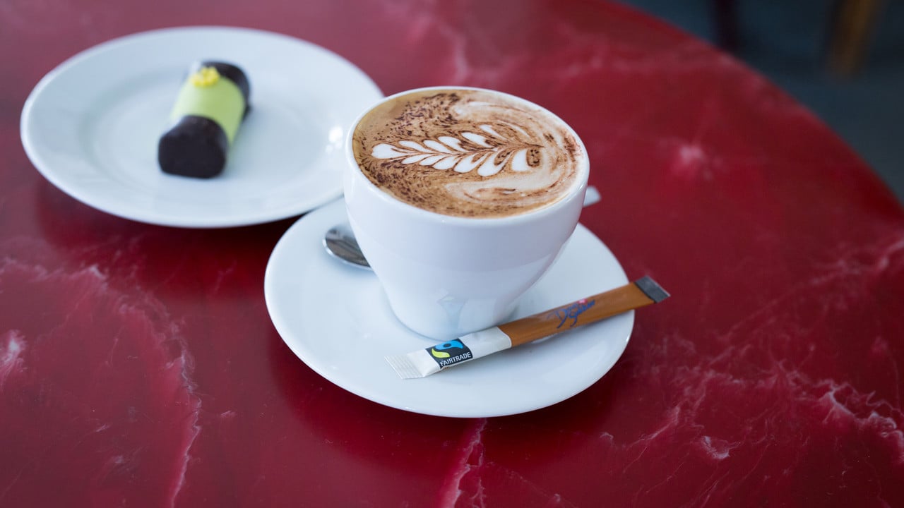 Kaffe och dammsugare på Nya konditoriet, NK.