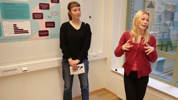 – Att investera i smarta system för grupprumsbokning kan också lösa andra problem i byggnaderna som ventilation, säger Selma Skoglund. Till vänster Tuva Elingstam.