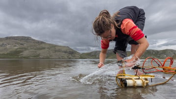 Václava Hazuková, cellting water samples from an Arctic lake.  

Václava Hazuková samlar in vattenprover från en arktiskt sjö.