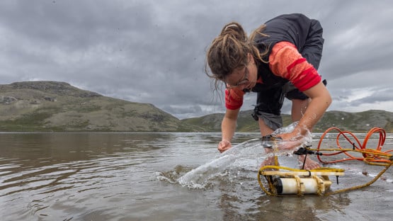 Václava Hazuková, cellting water samples from an Arctic lake.  

Václava Hazuková samlar in vattenprover från en arktiskt sjö.