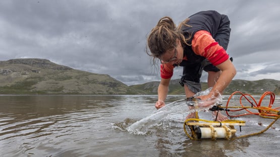 Václava Hazuková, cellting water samples from an Arctic lake.  

Václava Hazuková samlar in vattenprover från en arktiskt sjö.