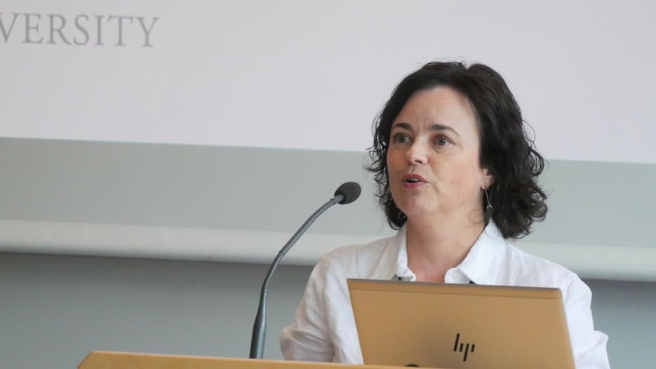 Annika Hillbom står vid talarstolen.