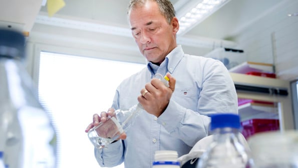 Stefan Björklund, professor vid medicinsk kemi och biofysik, Umeå universitet i sitt laboratorium.