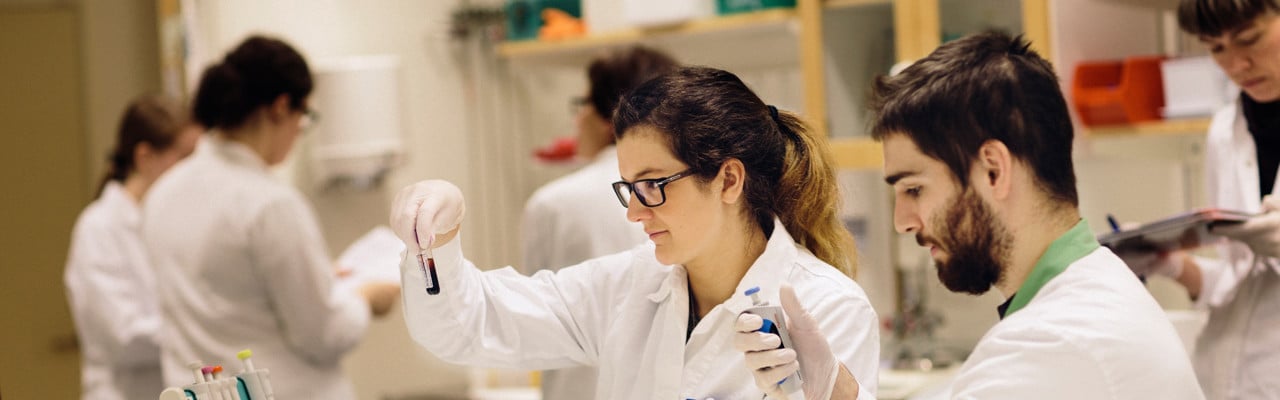 Studenter på Biomedicinsk Analytiker-programmet labbar.