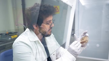 Alef dos Santos, postdoctor at the Department of Chemistry, studies biosignatures to prepare for future Mars missions.

Alef dos Santos, postdoktor vid Kemiska institutionen, forskar på biosignaturer som kan användas för framtida Marsströvare.