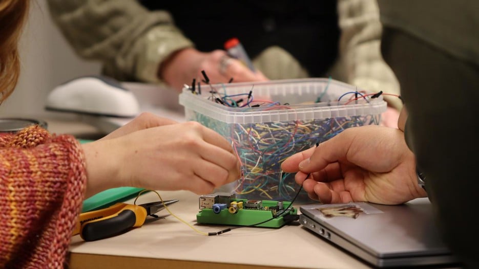 En grupp människor som arbetar med ett projekt i Humlab Makerspace.