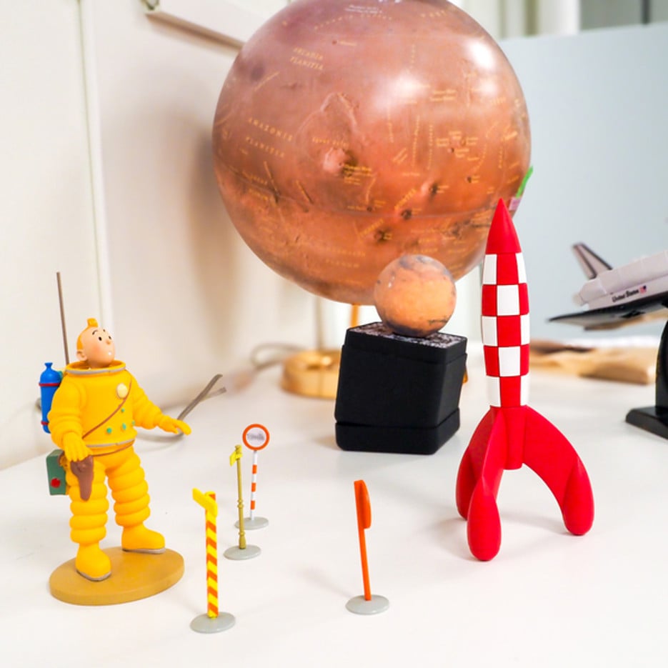 Tintins månraket och Marsgloben tydligt uppställda