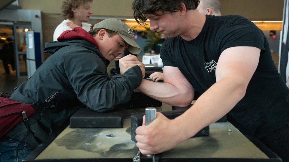 Arm wrestling in the Lindell Hall. 