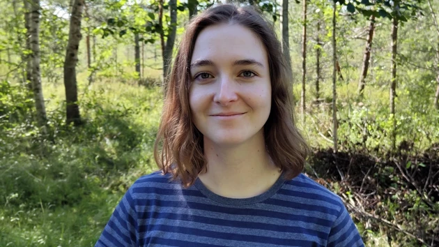 Portrait photo of Anais de Graaf, forest in the background