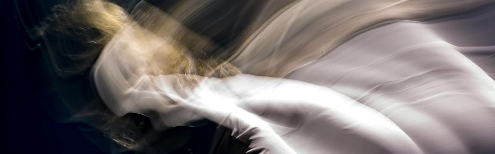 Ett konstnärligt foto av en person som dansar.
