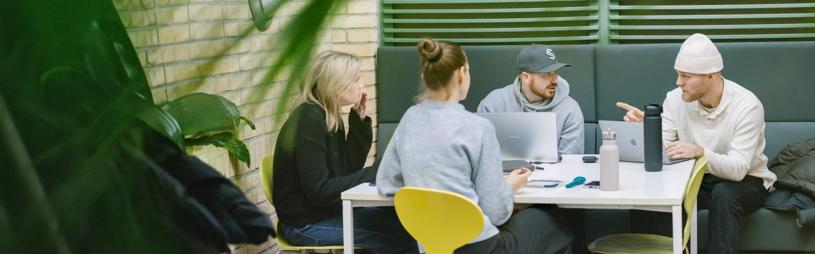 Umeå Universitet, Beteendevetarhuset.  Studenter pluggar och äter lunch.