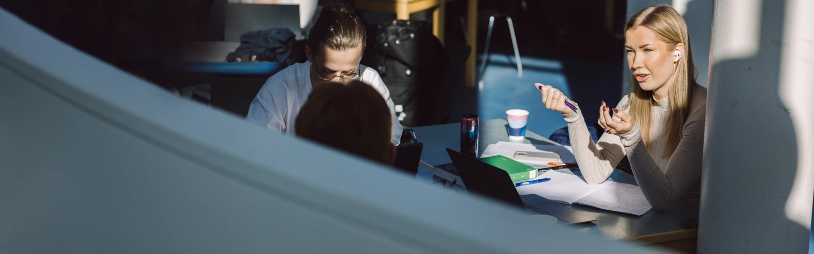 Umeå Universitet, Samhällsvetarhuset. Studenter pluggar.