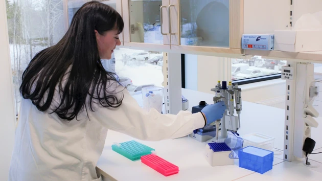Photo of Eleonora Hedin working in the lab at Nordic Biomarker
