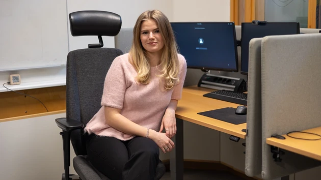 Bild på Elin Blomkvist sittande vid datorarbetsplats