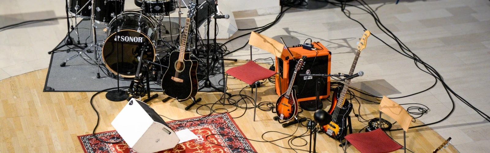 En grupp musikinstrument som står i ljusgården.