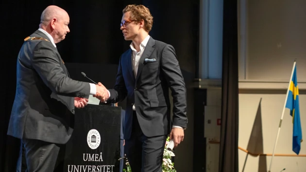 Oskar Fransson tar emot diplom av universitetets rektor Hans Adolfsson