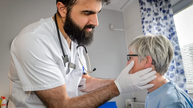 Läkare undersöker patient