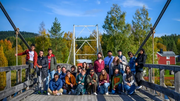 En grupp människor står på en bro