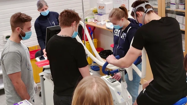 Teoretisk undervisning varvas med praktiska moment.