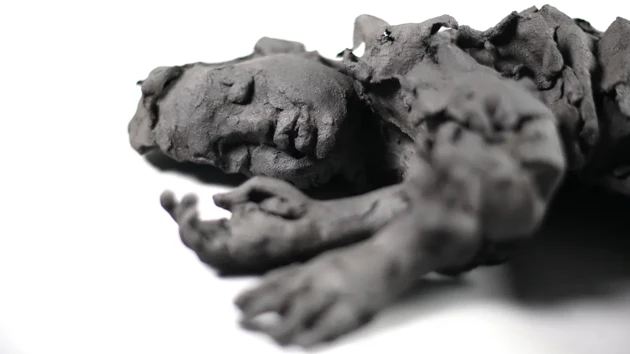 Skulptur i lera föreställande en människa