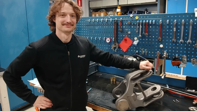 Bild på Jonas Dahlberg Christensen stående vid arbetsbänk