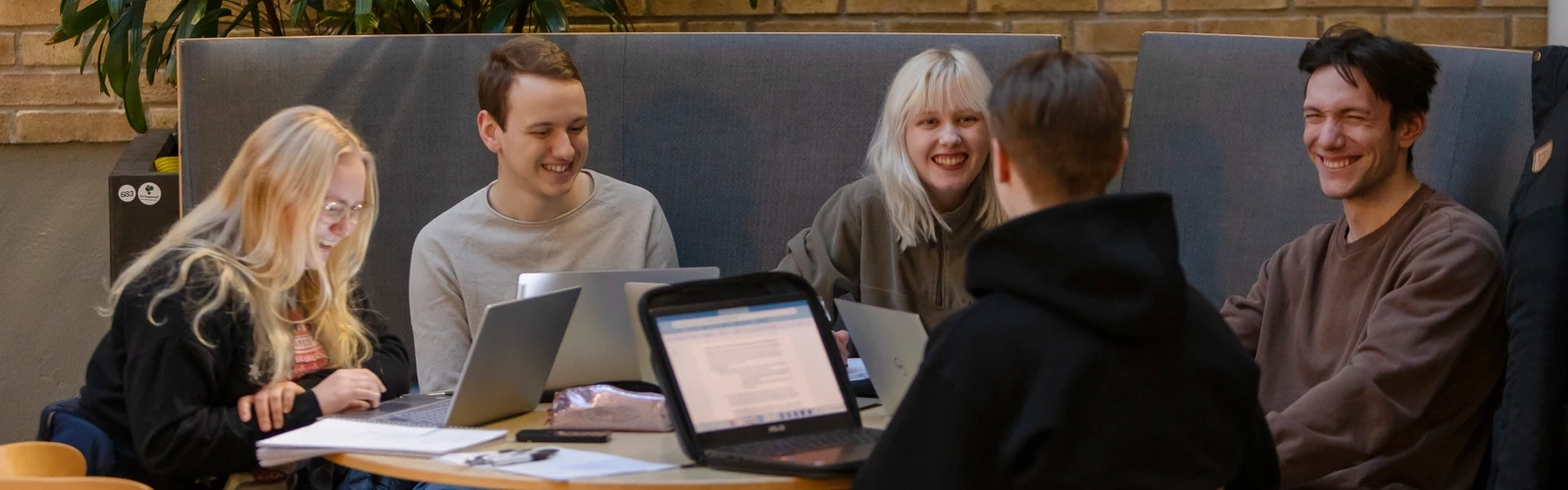Studenter som grupparbetar i KBC-huset