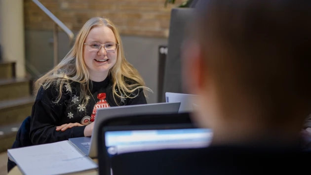 Studenter som grupparbetar i KBC-huset
