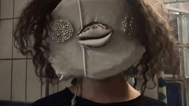 Person med ansiktsmask