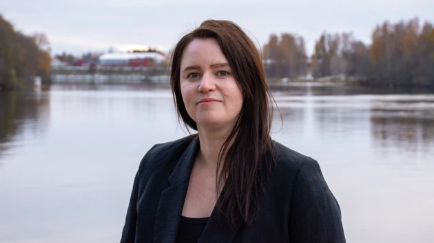 Bild på Magdalena Vikström, i bakgrunden Umeälven