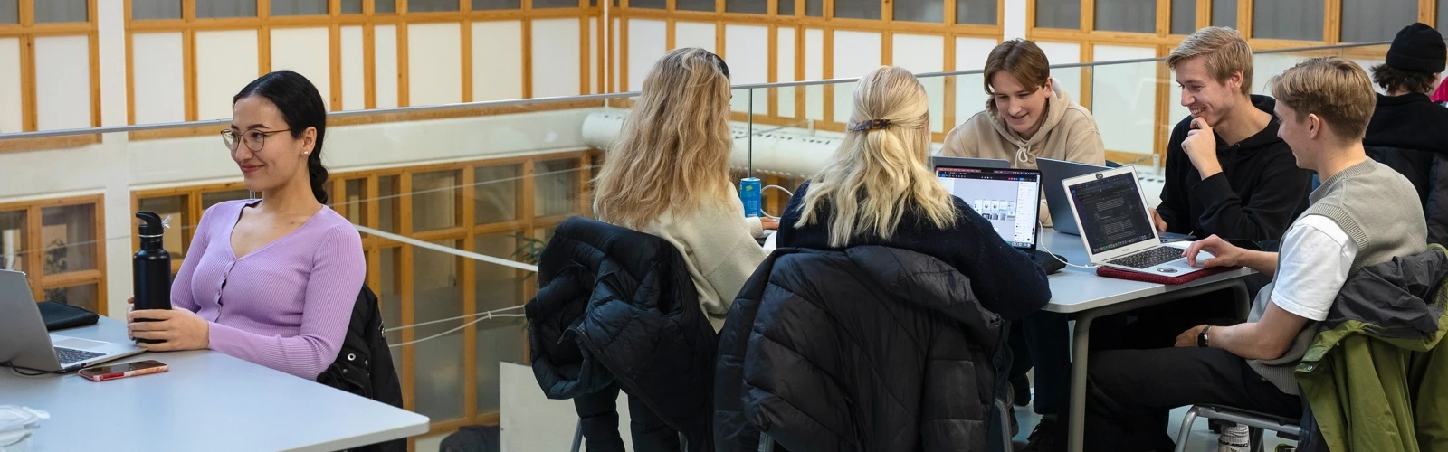 Studenter grupparbetar i MIT-huset