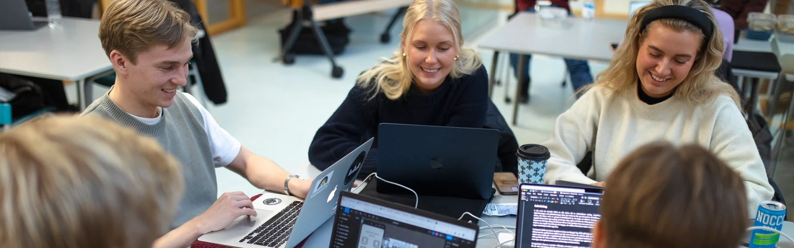 Studenter grupparbetar i MIT-huset