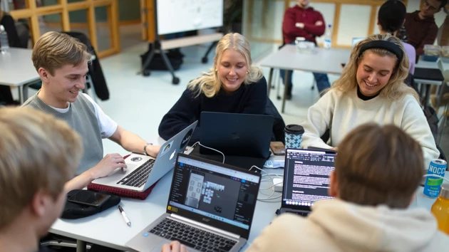 Studenter grupparbetar i MIT-huset