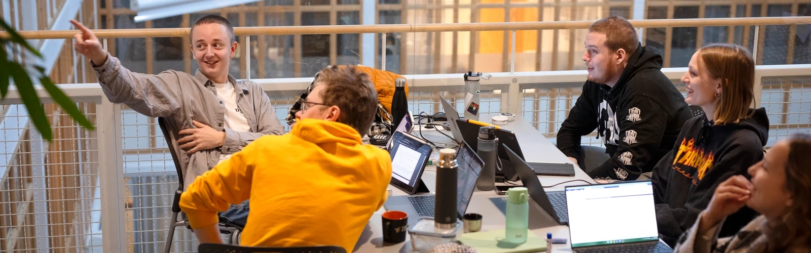 Studenter grupparbetar i MIT-huset