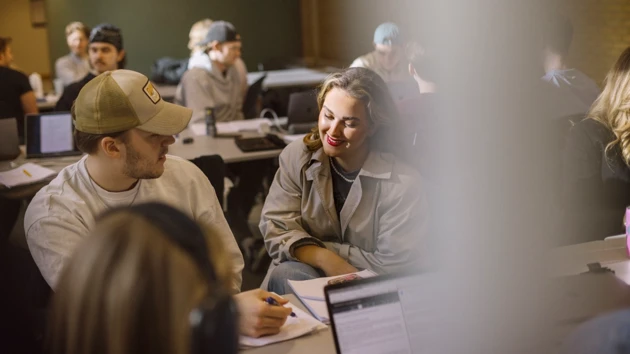 Umeå Universitet,  Studenter pluggar i MIT-huset.
